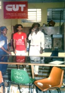 Rubens e alguns companheiros comemorando a vitória da Chapa 1 do Sindicato dos Vidreiros do Estado de São Paulo. Rubens canta uma música interpretada por Jamelão (